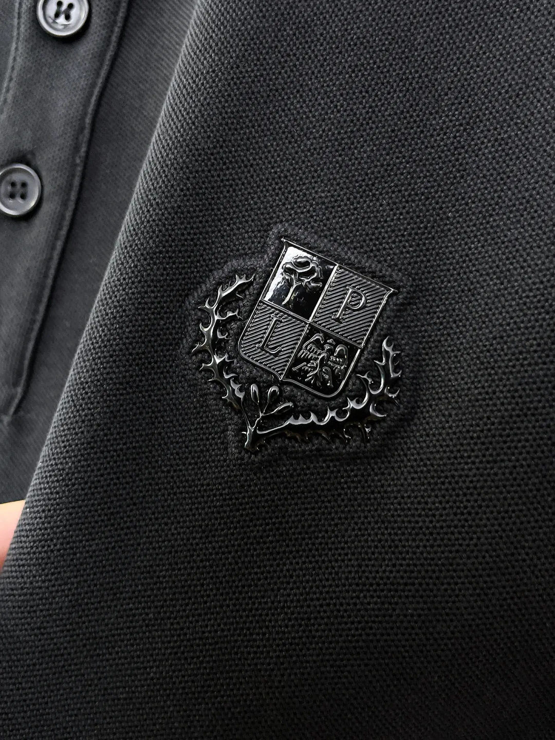 LP New Arrival long-sleeved Polo shirt, original fabric, official Same Style, made of pure cotton pique fabric, custom-made in the same vat, feels very comfortable and smooth, very wide and stylish, produced by factory for first-line brands, imported Behringer embroidery machine, embroidery is full and textured, collar and collar ribs are woven with imported yarn, does not deform after long-term wear, the most New Arrival style in autumn and winter, fashionable and individual Super Versatile and good-looking. It is very suitable for both men and women. It is a must-have for everyone. Size: M-XXXL